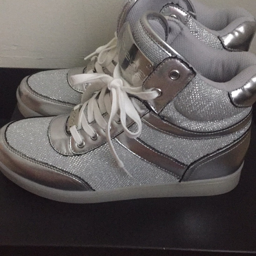 Women's sneakers size 8 1/2 no tear just used - Picture 3 of 8